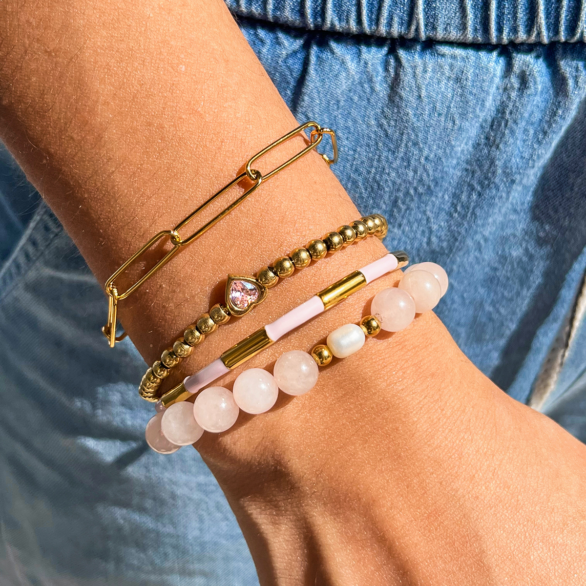 ELENYS Soft Blush – růžový pevný pozlacený náramek v elegantním stylingu